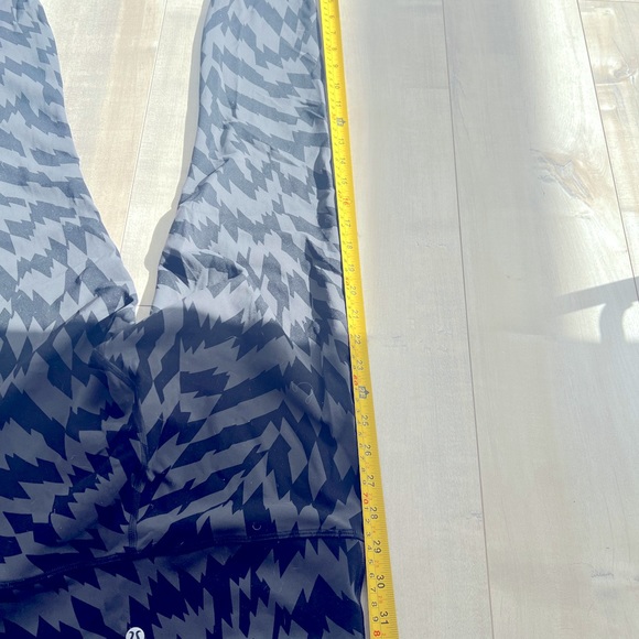 LULULEMON - Leggings size 8 black and grey print - Picture 9 of 9